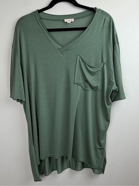 POL Pocket Tee Women’s Size L Sage Green V-Neck Short Sleeve Relaxed Blouse NWOT